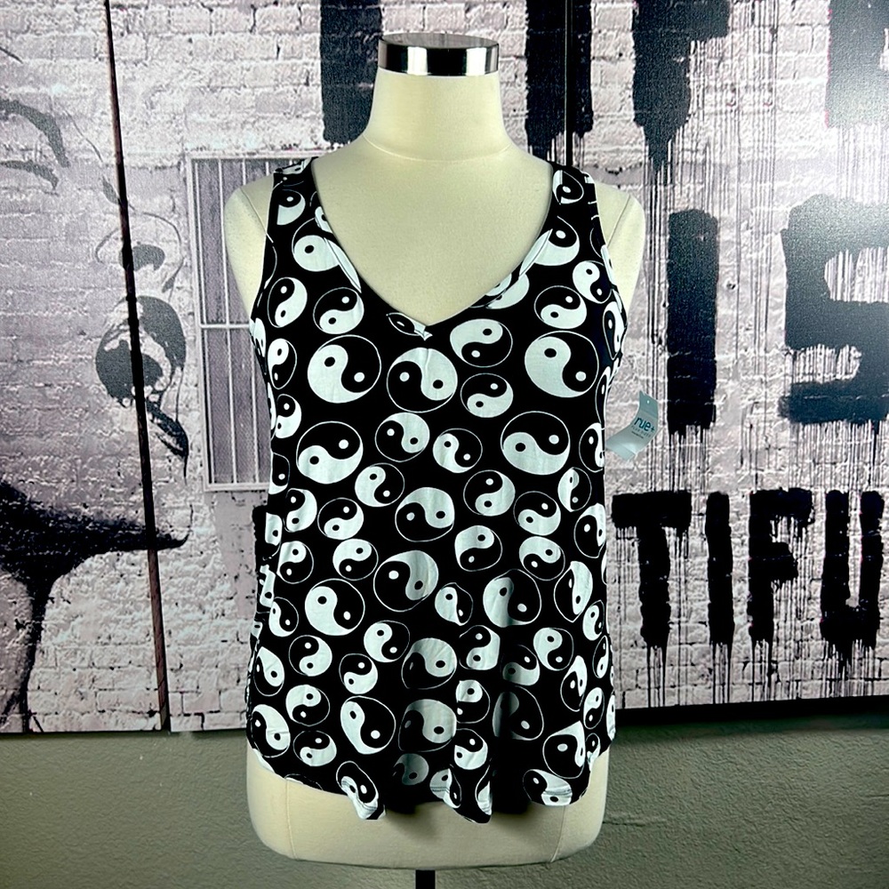 ❤️6 items for $25 sale!!❤️ Rue 21 Ying Yang Tank